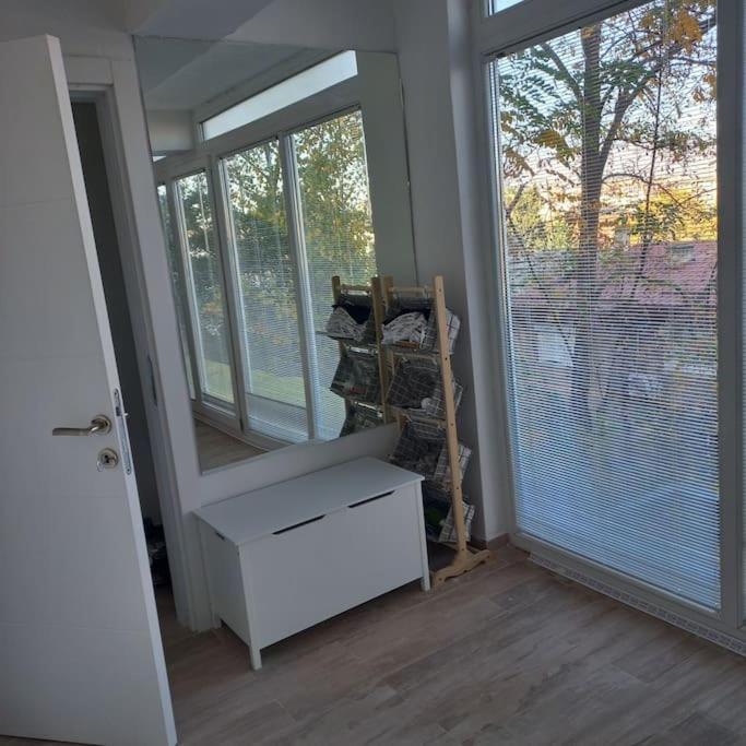 Lovely 1- Bedroom Condo Close To Downtown Szkopje Kültér fotó